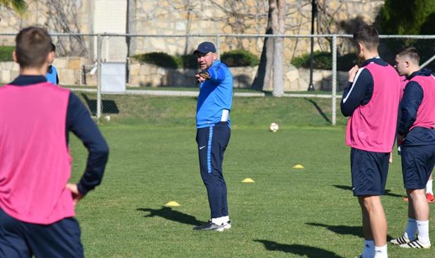 Бабич (в центре) на тренировке команды, фото ФК Мариуполь