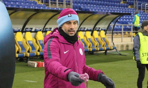 Гвардиола в Харькове оторвал себе балабон на шапке, фото В.Войтюк, football.ua