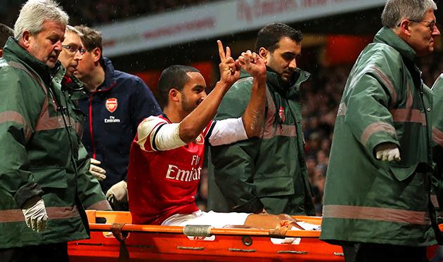 Тео Уолкотт напоминает фанатам Тоттенхэма о счете 2:0 в пользу Арсенала, Getty Images