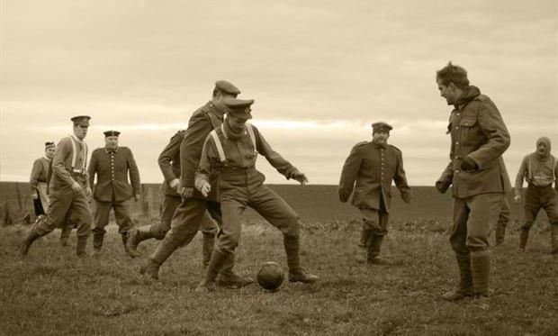 Коли грають у футбол — гармати мовчать