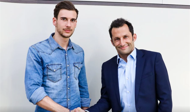 Леон Горецка и спортивный директор Баварии Хасан Салихамиджич, фото ФК Бавария