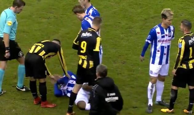 Защитнику Дензеля Дюмфрису пришлось очень нелегко в матче с Витессом