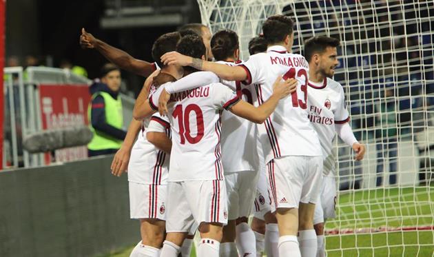 Милан одержал волевую победу над Кальяри в матче с двумя удалениями