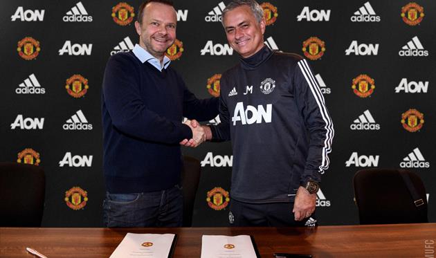 Жозе Моуриньо (справа), twitter.com/ManUtd