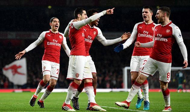 игроки арсенала отмечают взятие ворот, getty images