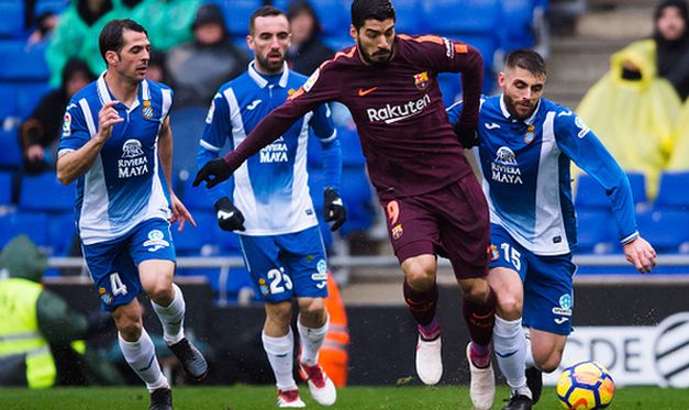 луис суарес в окружении игроков эспаньола, getty images