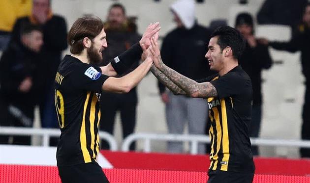 Дмитрий Чигринский (слева) отличился в матче с Олимпиакосом, фото: АЕК