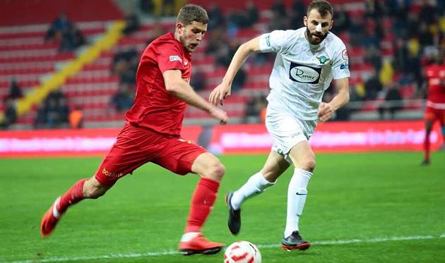 Артем Кравец (слева), фото: twitter.com/KayserisporFK