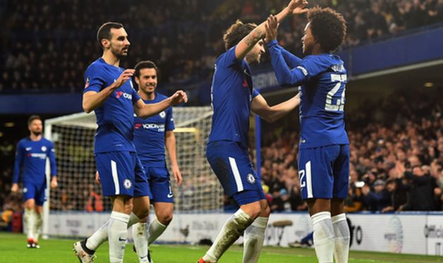 игроки челси спешат поздравить виллиана, twitter.com/chelseafc
