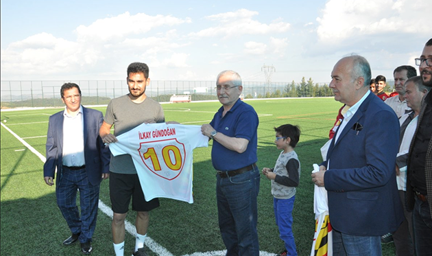 Илкай Гюндоган (второй слева), turkish-football.com