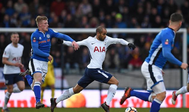 Лукас Моура против игроков Рочдейла, фото ФК Тоттенхэм