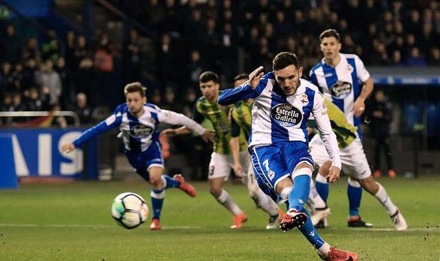 Лукас Перес исполняет пенальти, Фото ФК Депортиво