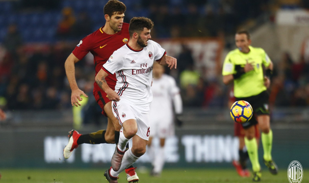 Кутроне в борьбе с фасио, twitter.com/acmilan