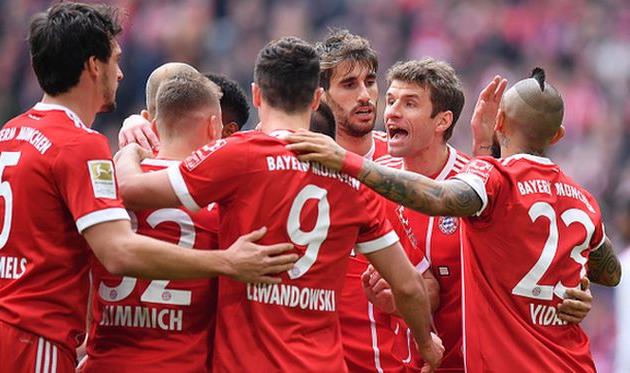 игроки баварии празднуют очередное взятие ворот, getty images