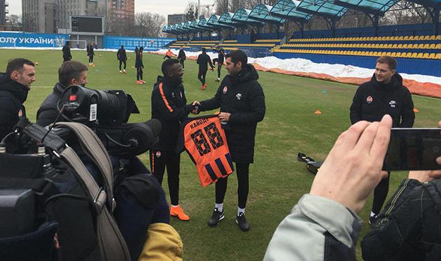 Оларенважу Кайоде получает футболку от Паулу Фонсеки, football.ua