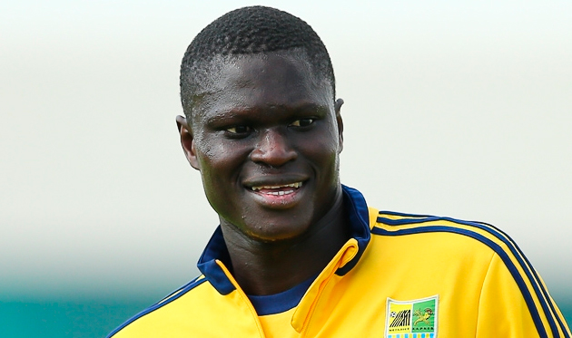 Папа Гуйе тренируется с Динамо