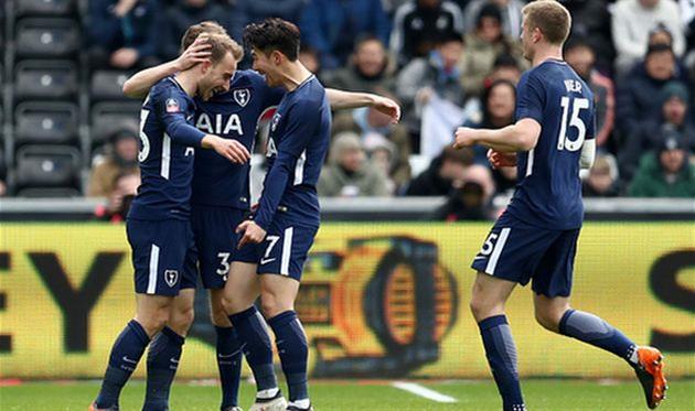 игроки тоттенхэма поздравляют эриксена с забитым голом, getty images