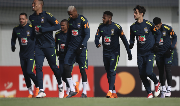 Тайсон (справа) и Фред (третий справа) готовятся к товарищеским матчам, фото twitter.com/BGT_ENG/media 