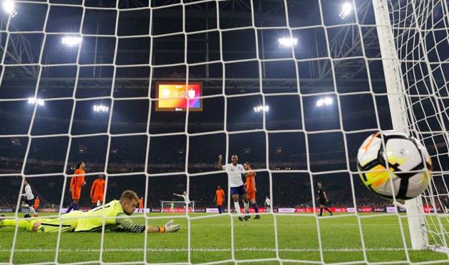 В матче против Нидерландов мяч влетал в ворота соперника Англии, Getty Images