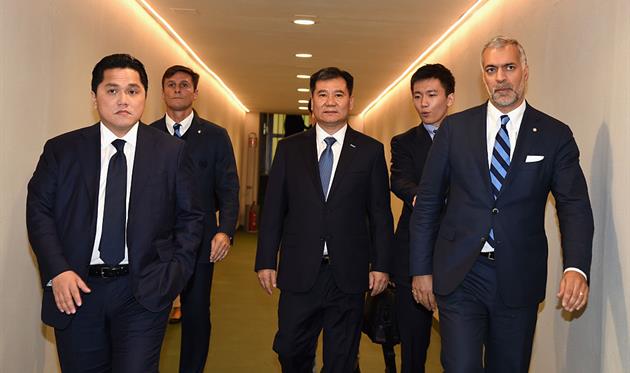 Эрик Тохир и другие представители руководства Интера, Getty Images