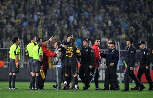 Игроков Кайсериспора от судей оттаскивали полицейские