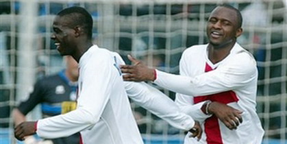 Балотелли и Виейра празднуют, AFP