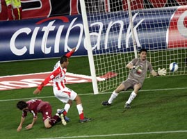 Митроглу забивает решающий мяч, olympiacos.org