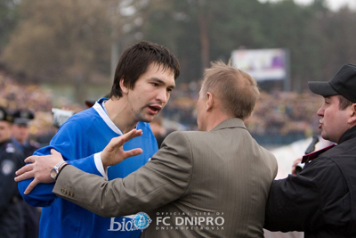 Андрей Русол ведет переговоры с офицером безопасности, фото fcdnipro.ua