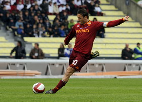 Тотти не забил, но фото эффектное, AFP