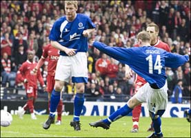 Стюарт забивает решающий мяч, bbc.co.uk