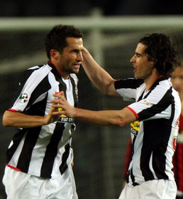 Браццо принимает поздравления от Тьягу, AFP