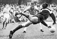 Клод Аббе борется с Пеле