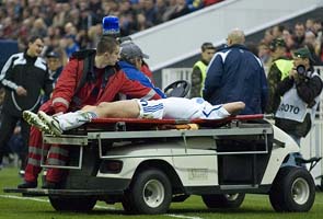 Олега увозят с поля, фото Илья Хохлов, специально для Football.ua