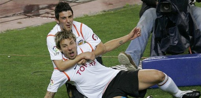 Вилья душит в объятьях Алексиса. фото АР