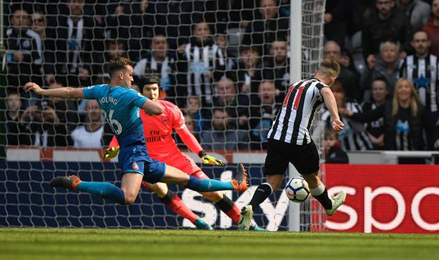 Мэтт Ритчи забивает победный гол Арсеналу, getty images