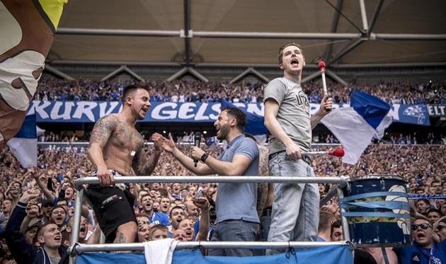 Доменико Тедеско (в центре) на фанатской трибуне Шальке, фото ФК Шальке