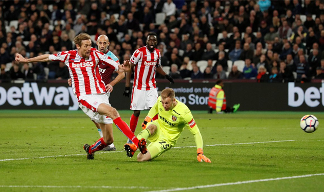 Питер Крауч забил первый гол в матче, twitter.com/premierleague