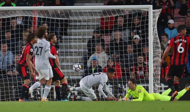 Крис Смоллинг - автор первого гола, twitter.com/ManUtd