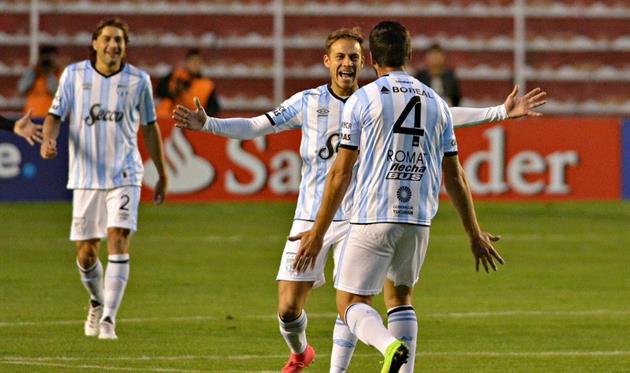 В Кубке Либертадорес защитник прошелся пешком, а потом отметился шедевром