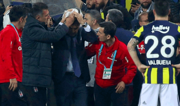 Фанаты Фенербахче разбили голову главному тренеру Бешикташа Шенолу Гюнешу, Yahoo