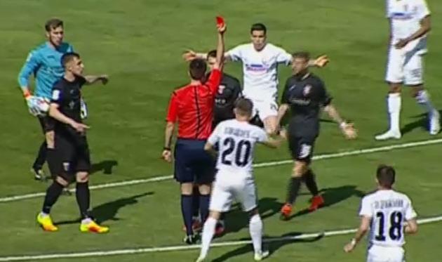 Владимир Адамюк получает красную карточку