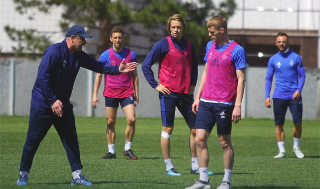 Основная на данный момент пара центральных защитников Динамо Никита Бурда (№26) и Артем Шабанов (в центре) готовятся к матчу против Мариуполя, фото ФК Динамо