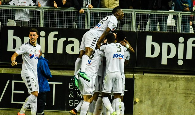 Игроки Амьена празднуют один из голов Конате, twitter.com/amienssc