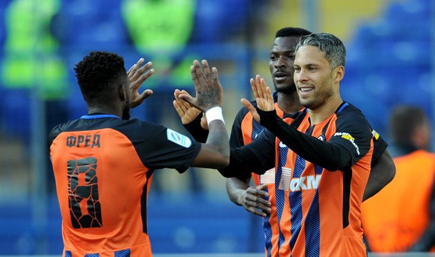 Марлос (справа) - лучший игрок апреля, фото ФК Шахтер Донецк