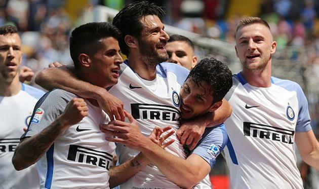 игроки интера празднуют взятие ворот, getty images