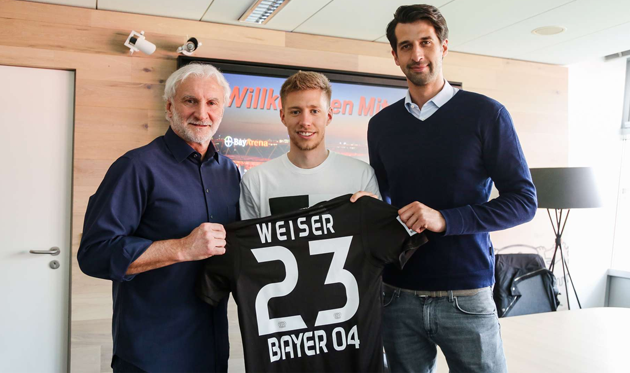 Митчелл Вайзер (в центре), bayer04.de