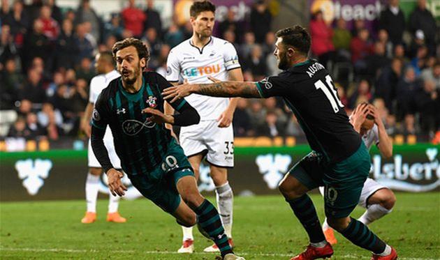 остин спешит поздравить габбьядини с забитым голом, getty images