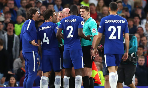 Игроки Челси окружили судейскую бригаду после свистка на перерыв, Getty Images
