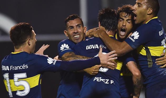 Карлос Тевес (по центру)