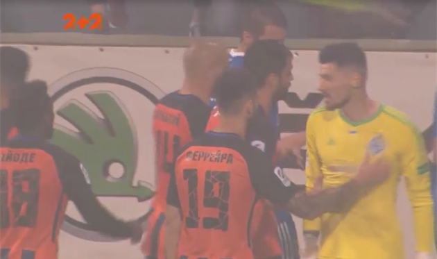 На последних минутах матча Динамо — Шахтер игрок гостей спровоцировал потасовку